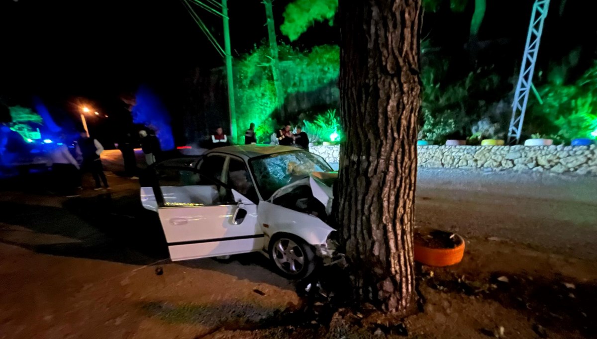 Alanya’da ağaca çarpan otomobildeki 1 kişi öldü, 3 kişi yaralandı