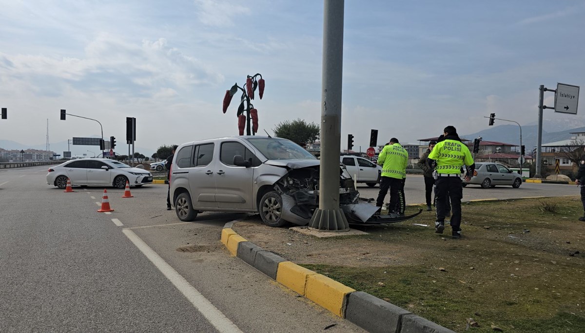 Gaziantep’te otomobil ile hafif ticari araç çarpıştı: 2 yaralı
