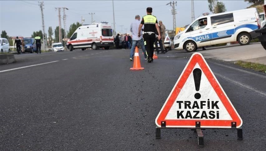 Otomobile çarpıp kaldırıma devrilen araçtaki çift yaralandı