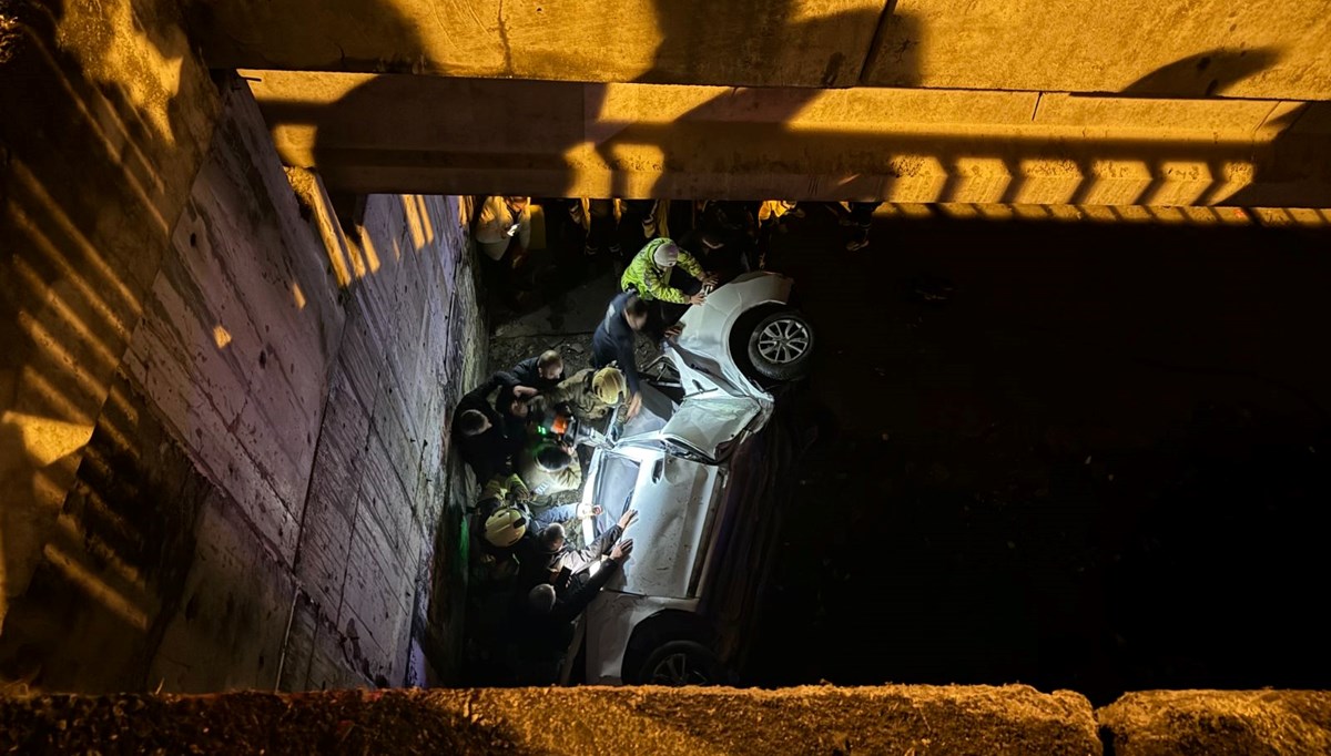 Ümraniye’de 10 metre yüksekten düşen otomobilin sürücüsü kurtuldu